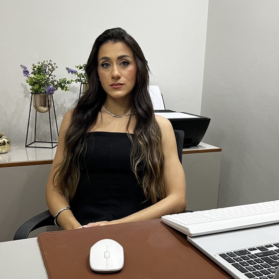 Profissional em ambiente clínico de atendimento